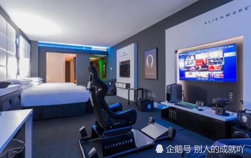 为何电竞酒店“五黑房”配五台电脑却仅设四张床？老板揭露真相与机房维护启示